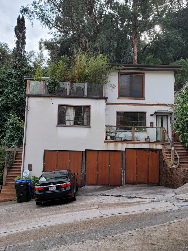 front view of duplex - 6162 Glen Oak St