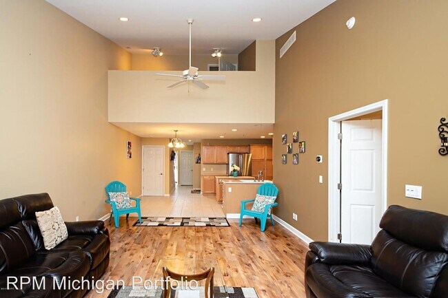 Building Photo - 4 br, 3.5 bath House - 2500 Holiday Place