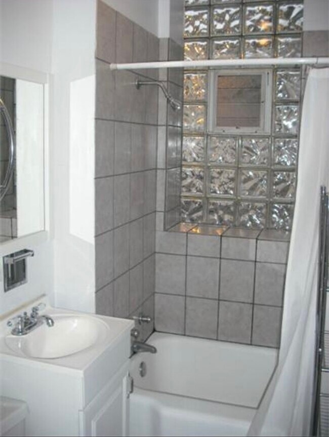 Foto del edificio - 3355 N Troy St