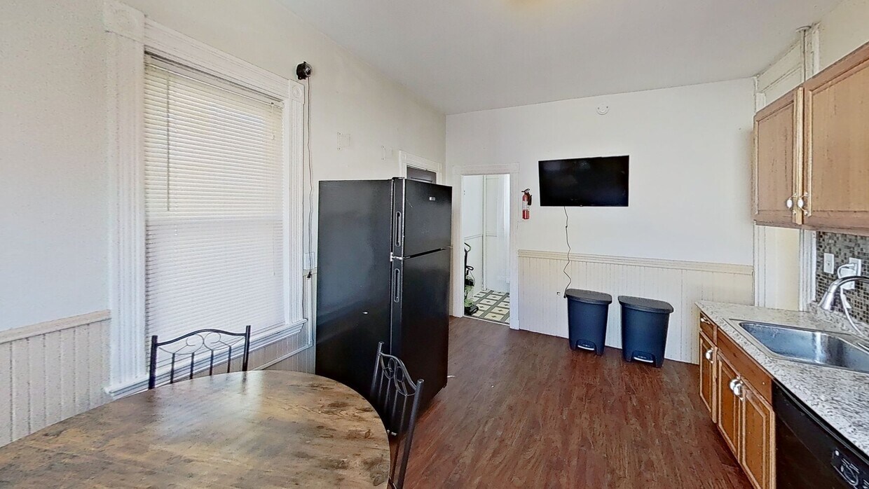 Photo - Private bedroom in 5 bed/1 bath Home