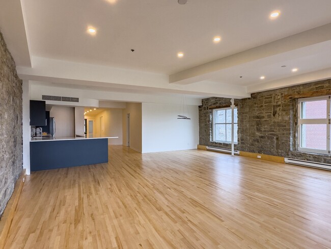 Building Photo - 36 Rue Saint-Paul E