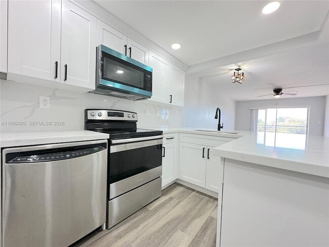 Building Photo - 3110 N Pine Island Rd