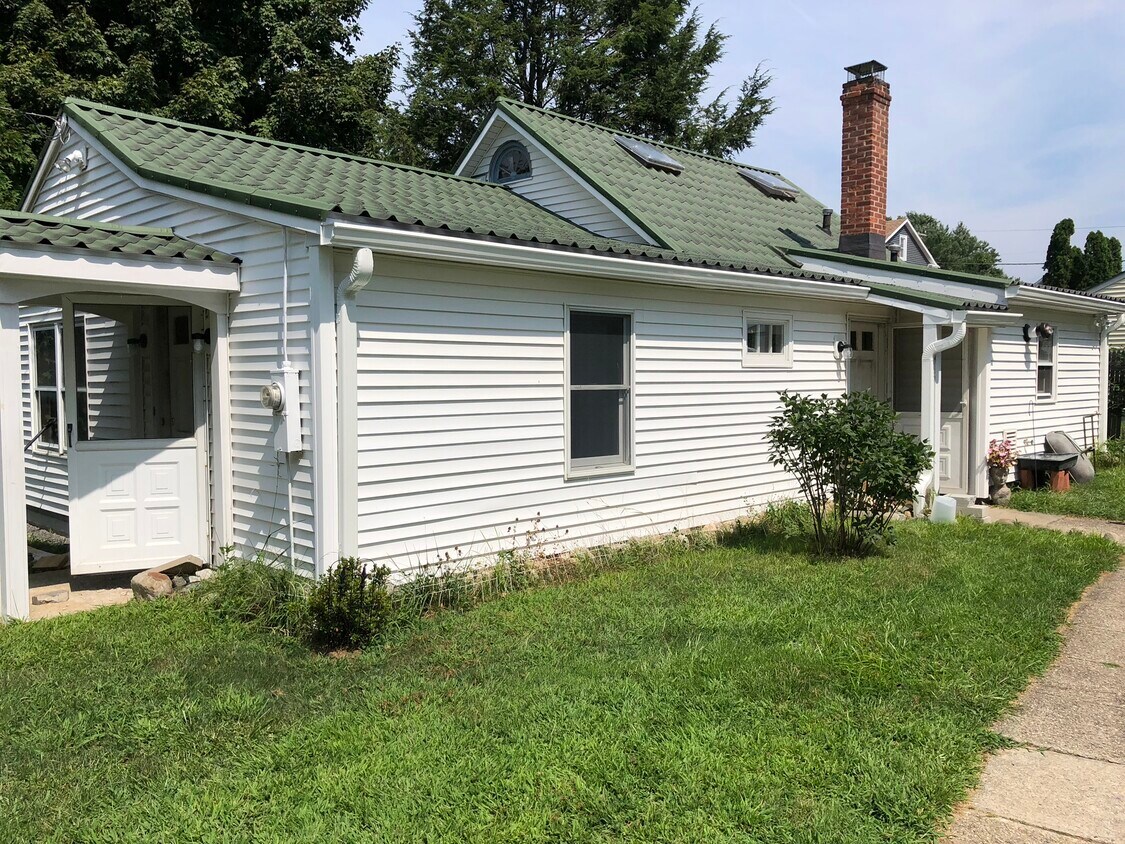 Charming Quiet 2 Bed 2 Full Bath Cottage - 23 Fairlawn Ave