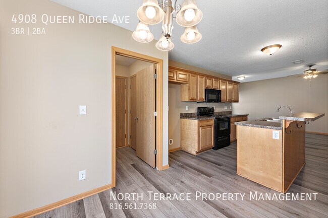 Foto del edificio - Spacious 3 Bed, 2 Bath Townhome