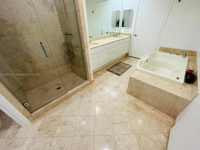 Foto del edificio - 717 Crandon Blvd