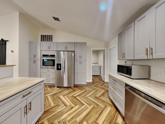 Building Photo - 338 W Hornbeam Dr
