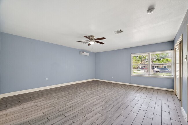 Foto del edificio - 6022 Lyndhurst Dr