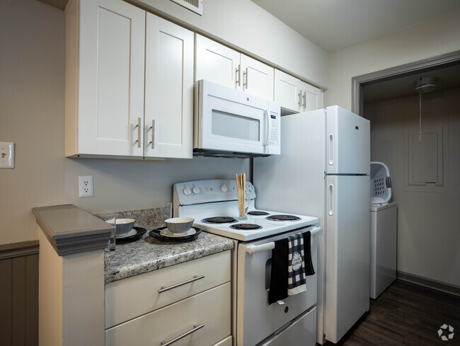 2BD 2BA 950SQFT - Cocina - Petersburg Square Apartments