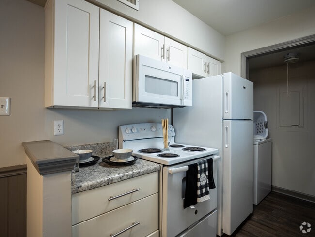 2BD 2BA 950SQFT - Kitchen - Petersburg Square