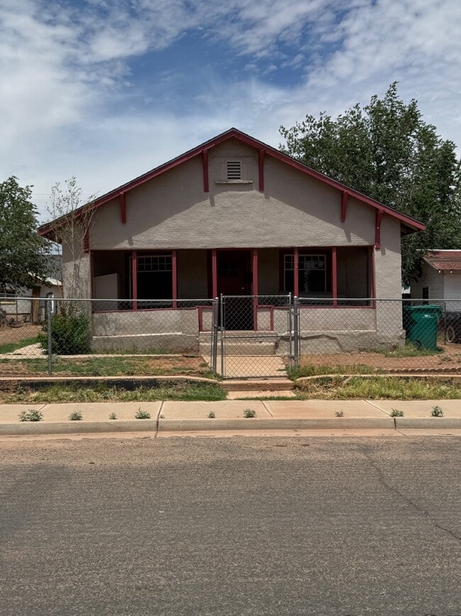 Building Photo - 705 N Kinsley Ave