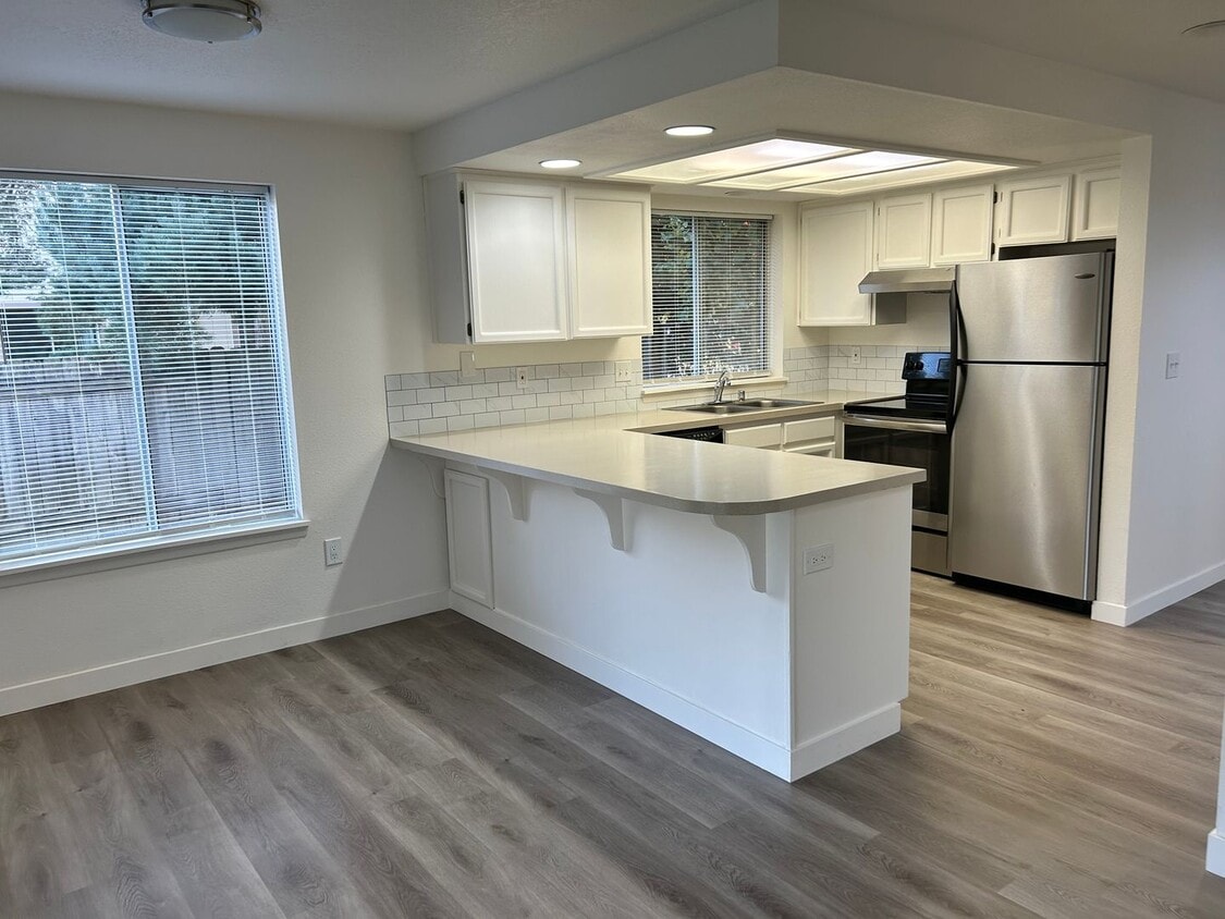 Primary Photo - Large 2 Bed Duplex with Walk In Closets/Pr...