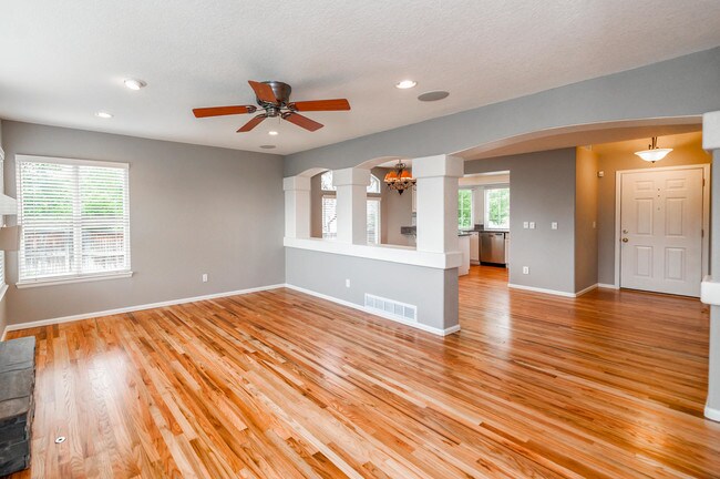 Building Photo - 1135 W Briarhollow Way