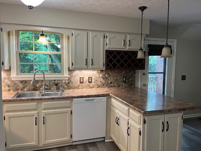 Foto del edificio - "Charming 2-Bed, 2.5-Bath Townhouse Retreat in Nashville - 1,242 Sq. Ft. of Comfort!" Lawn Care I...