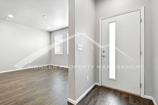 Photo - Spacious Townhouse with Washer/Dryer and C...