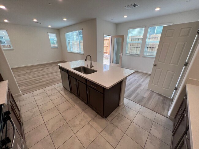 Foto del edificio - Beautiful 3 Bedroom Enclave at Folsom Ranch Home!