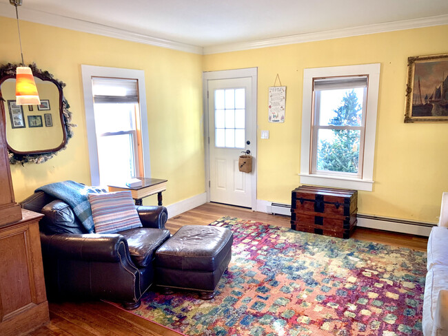 Front sitting room leading out to the sun porch - 9 Hancock St