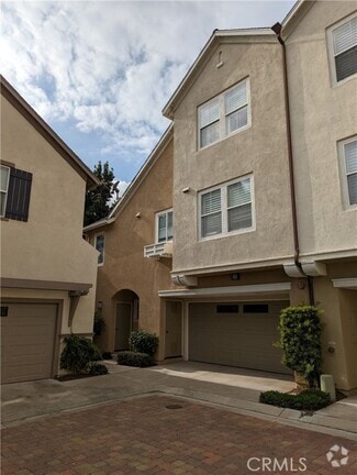 Building Photo - 33 Visalia
