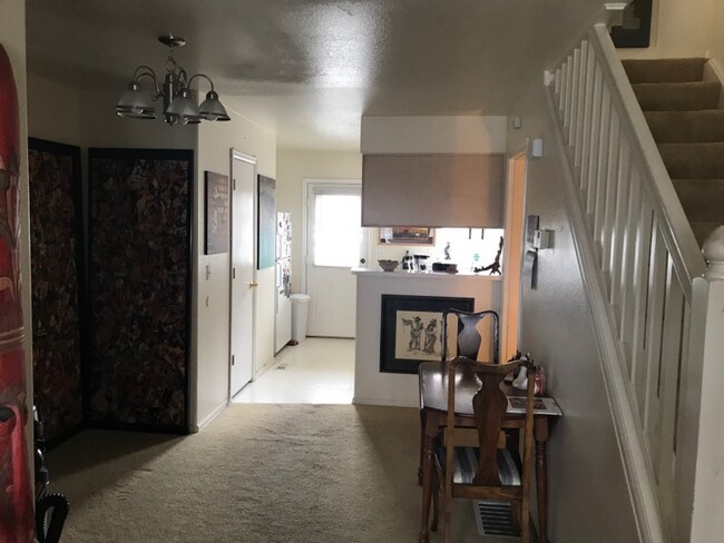 Foto del edificio - Beautiful 2BR/1.5B Town Home! AVAIL 09/15