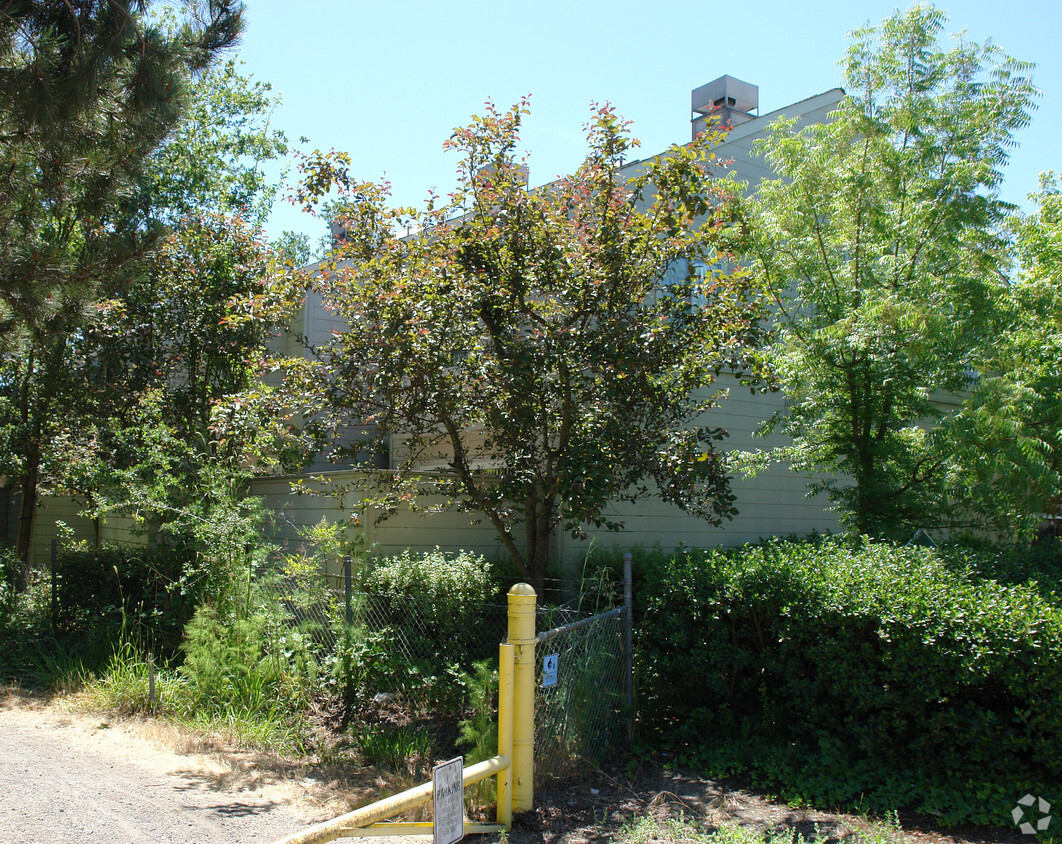 Building Photo - Oakcourt Apartments