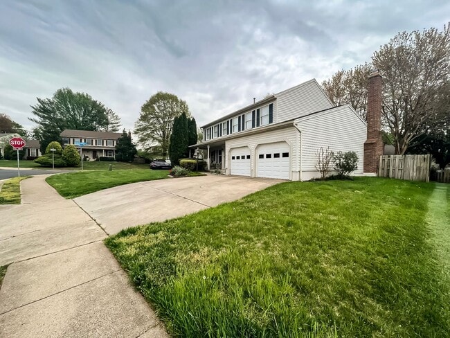 Foto del edificio - Beautiful and Spacious 4 Bedroom 2.5 Bathroom Home Sitting on Extensive Lot In Desired Xanadu Est...