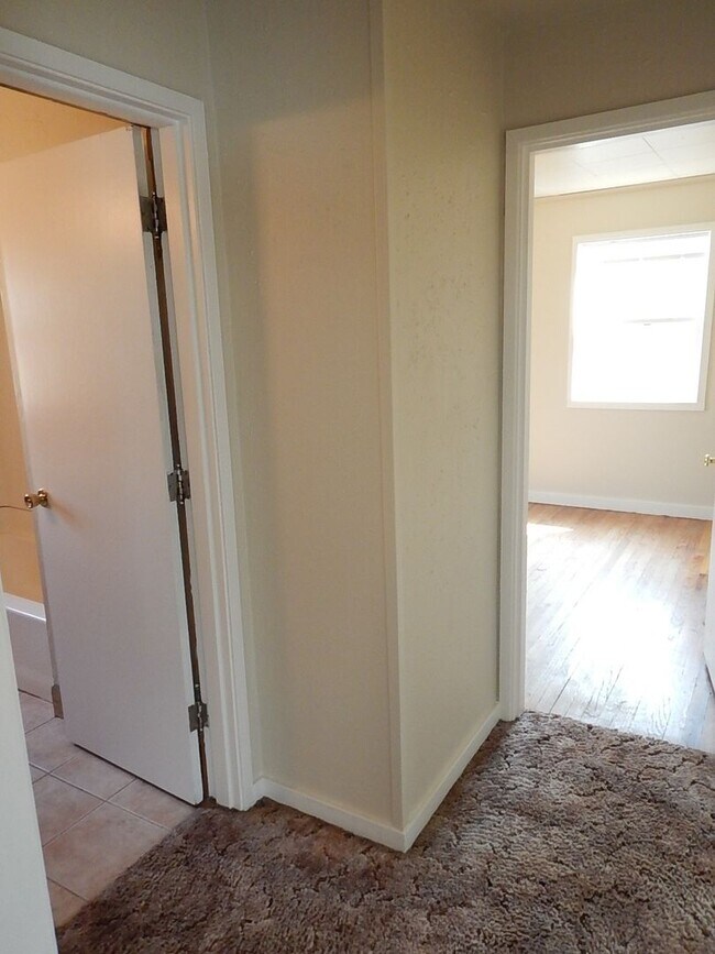 Building Photo - 3 Bedroom, 1 Bathroom in Heights Subdivisi...