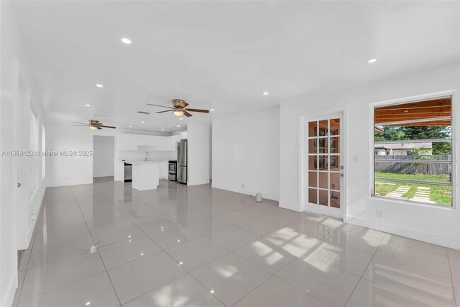 Building Photo - 1131 SW 32nd Ct