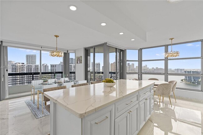Foto del edificio - 3500 Mystic Pointe Dr