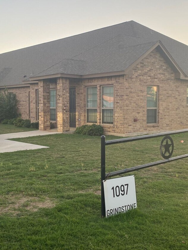 1097 Grindstone, Weatherford, TX 76087 Townhome Rentals in