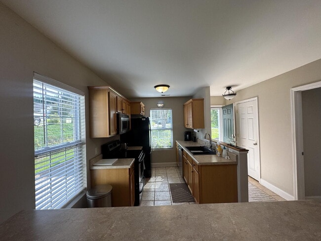 Building Photo - Furnished Duplex in Seneca