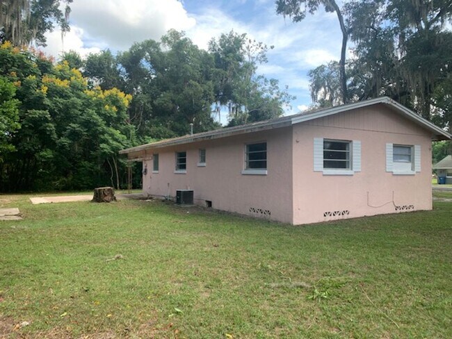 Foto del edificio - 3 Bed 1 Bath | Carport | Washer/Dryer Hook...