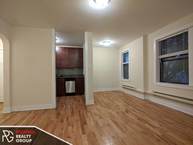 Building Photo - Studio close to Ravenswood Metra & Brown line