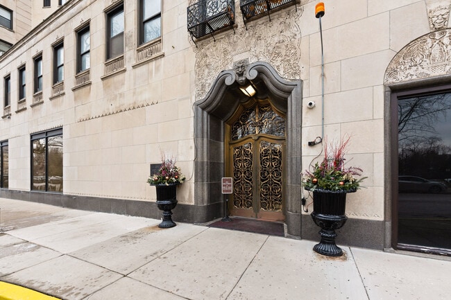 Foto del edificio - 2000 N Lincoln Park W