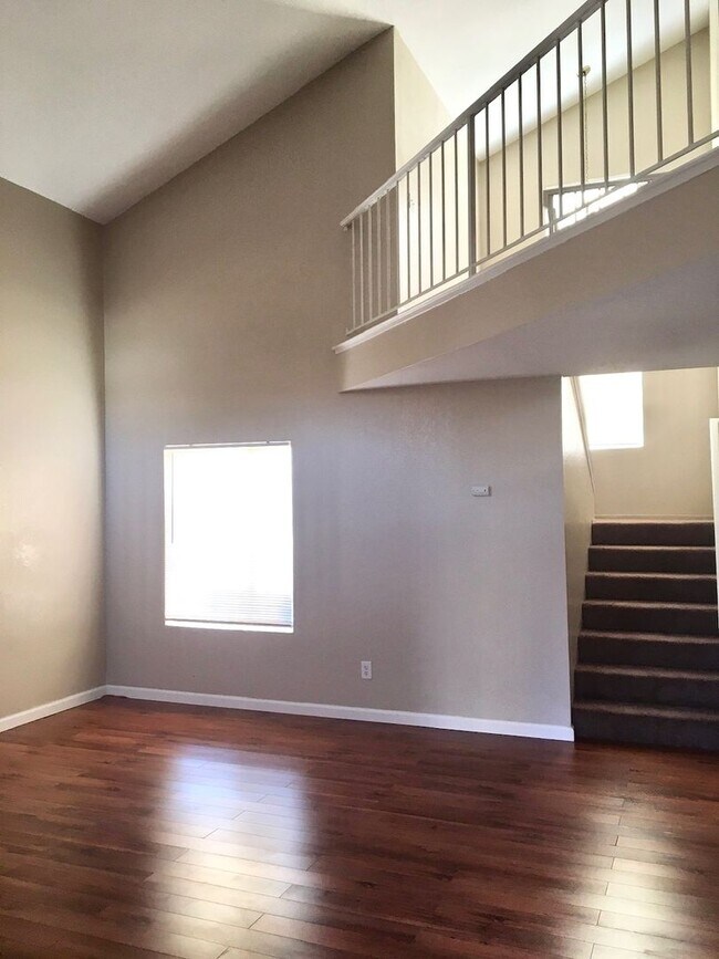 Foto del edificio - Large 3 Bedroom 2.5 Bath House w/ Garage in Vallejo -- COMING SOON !!!