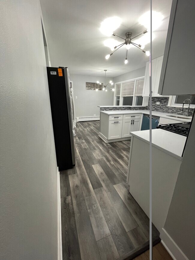 Foto del edificio - 6825 W Leland Ave