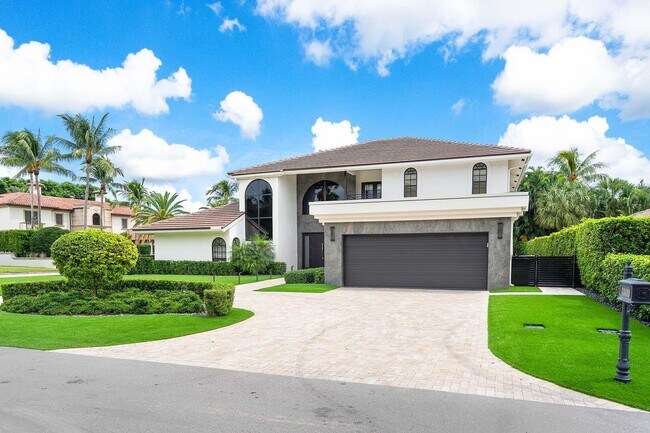 Building Photo - 2100 Queen Palm Rd