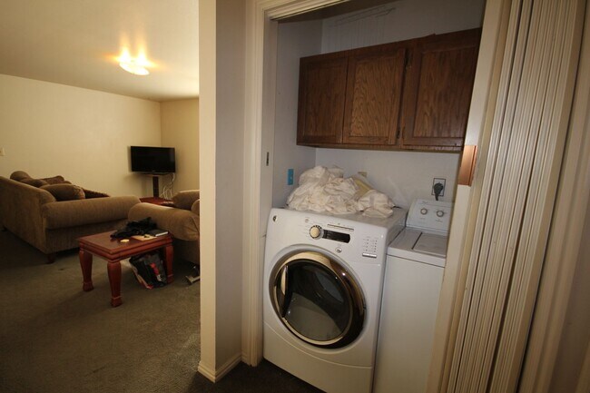 Foto del edificio - TWO SPOTS available in Wellington 1 for Fall 2026