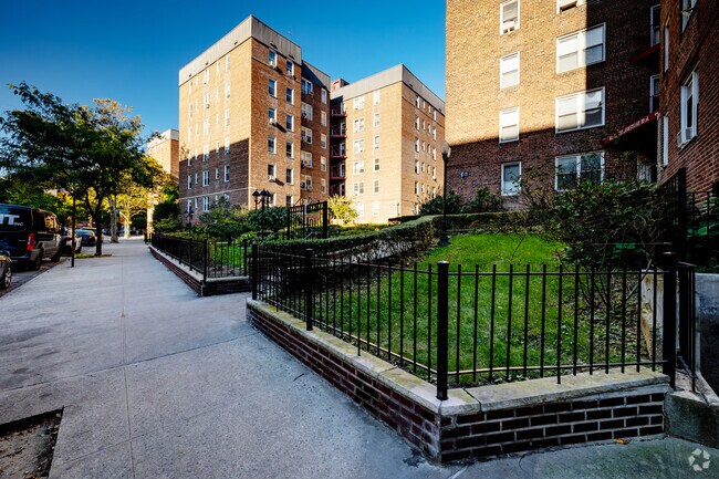 Foto del edificio - 6707 Yellowstone Blvd