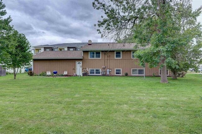 Building Photo - Sun Prairie Duplex