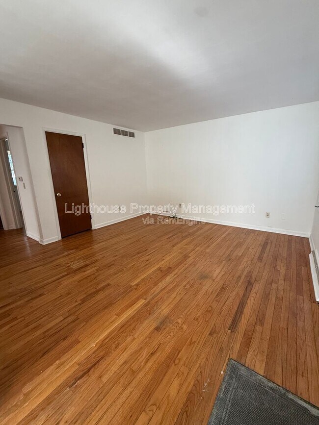 Foto del edificio - 2118 Woodbine Ave