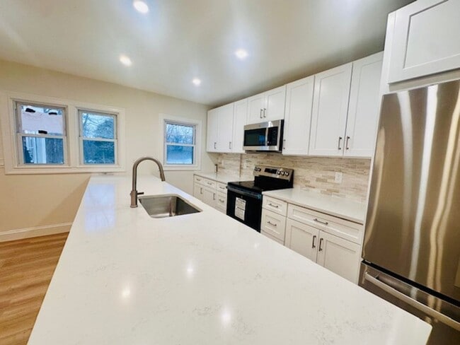 Building Photo - 19 Henning Dr