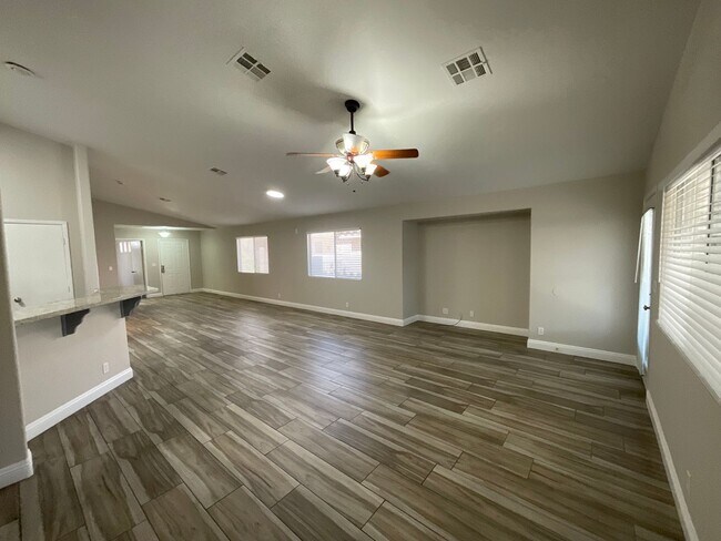 Foto del edificio - Single story 4br, 2bth, 2cg