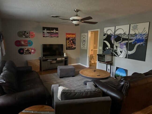 Foto del edificio - 1705 Cherry Stone St