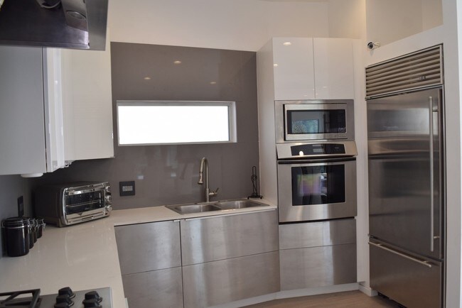 Foto del edificio - 3001 Benedict Canyon Dr