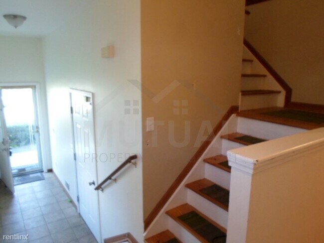 Building Photo - 4 br, 2.5 bath House - 3057 Moss St