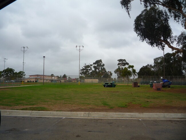 Building Photo - Updated townhome in Golden Hill