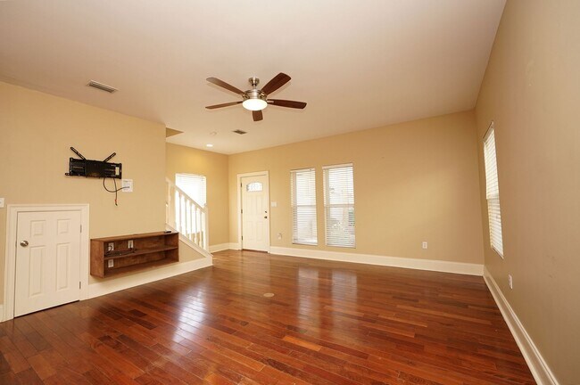 Building Photo - Beautiful Home with Guest Suite and Pool i...