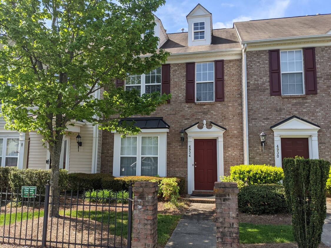 Foto principal - Townhome w/ Easy Access to I485/Shopping/R...