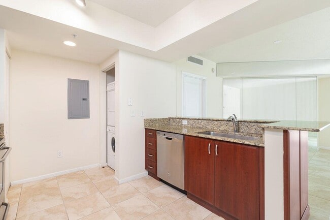 Building Photo - 403 S Sapodilla Ave