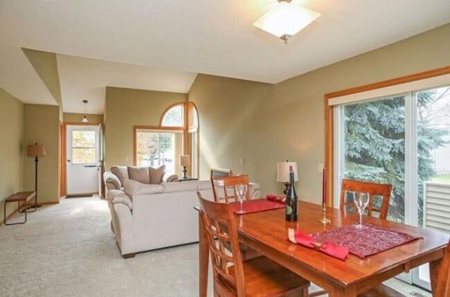 Building Photo - Very spacious *3Bed*1.5Bath Town Home in A...