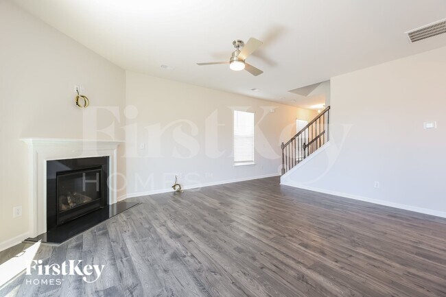 Foto del edificio - 613 Goldburn Wy